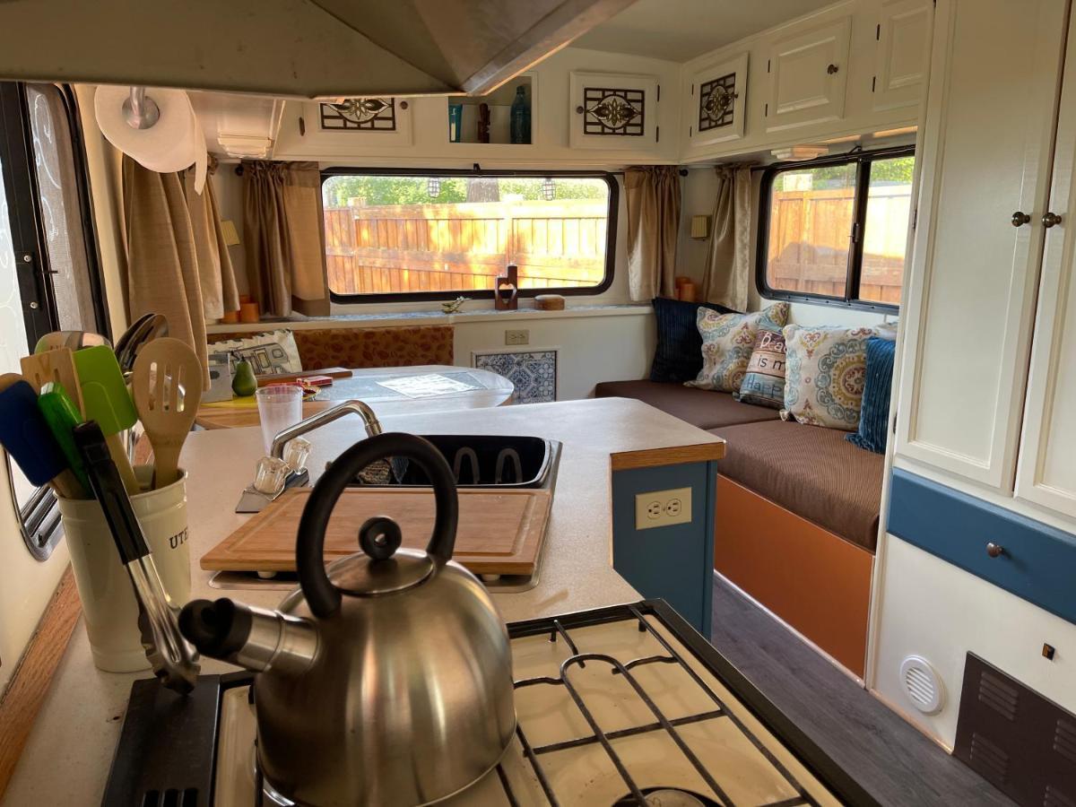 So Damn Lucky Glamping Hotell Ucluelet Eksteriør bilde